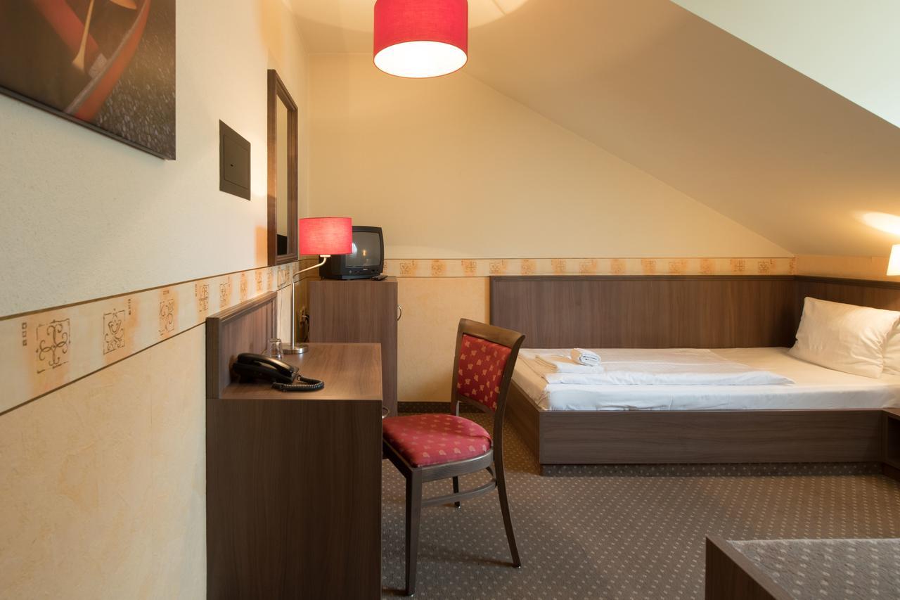 Hotel Ostruvek Prága Kültér fotó